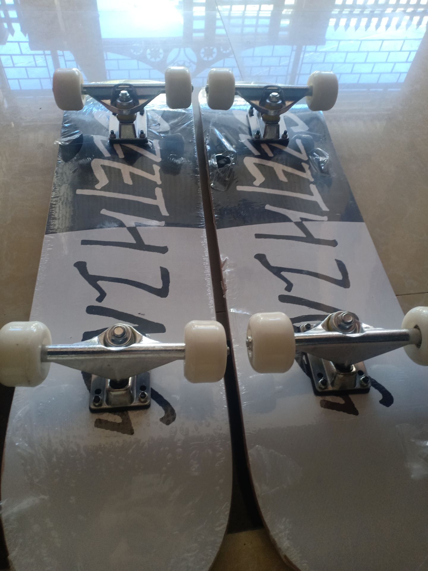 chất lượng mình chưa thử nên chưa biết. ván về đã được lắp sẵn, nhưng bánh xe không đều, và cũ, còn trầy xước. điều khá buồn là không hề đúng mẫu mà shop k báo, mình mua mẫu khác giá cao hơn, giờ lấy 2 mẫu rẻ hơn này