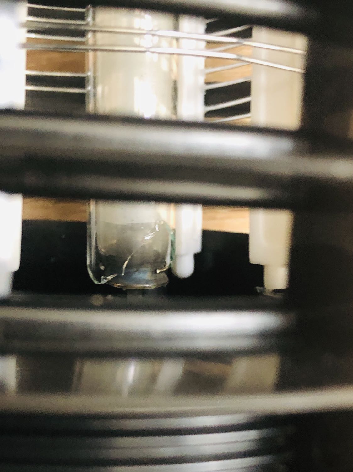 hàng ship đến bị bể, vỡ bóng, lệch cả miếng nhôm bên trong - cắm điện vào thì ko sáng - YỀU CẦU ĐỔI TRẢ GẤP