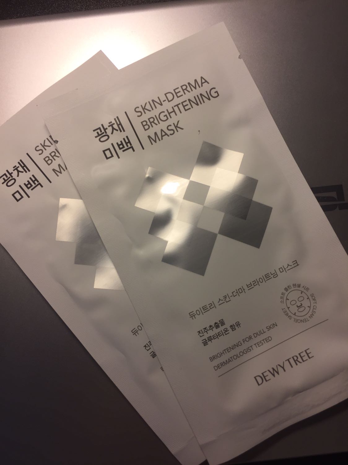 Mặt nạ đắp quá là thích. Dùng xong mà da mướt hẳn ra. Mua về tặng cho chị em trong nhà dùng mà ai cũng khen. Sẽ quay lại ủng hộ shop tiếp ạ