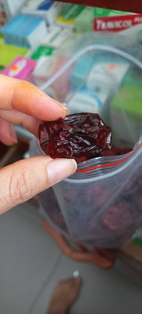 Tạm đc, nghe mùi như có vị thuốc bắc, có lẽ để lâu, trái hơi ẩm, nhìn ngoài bọc thấy rõ, có trái bị đến lốm đốm. Nói chung là cũ. Ko ngon bằng Tân Cương loại mình mua combo 2 gói và Hà Quốc. Nên cân nhắc nếu muốn mua nhé