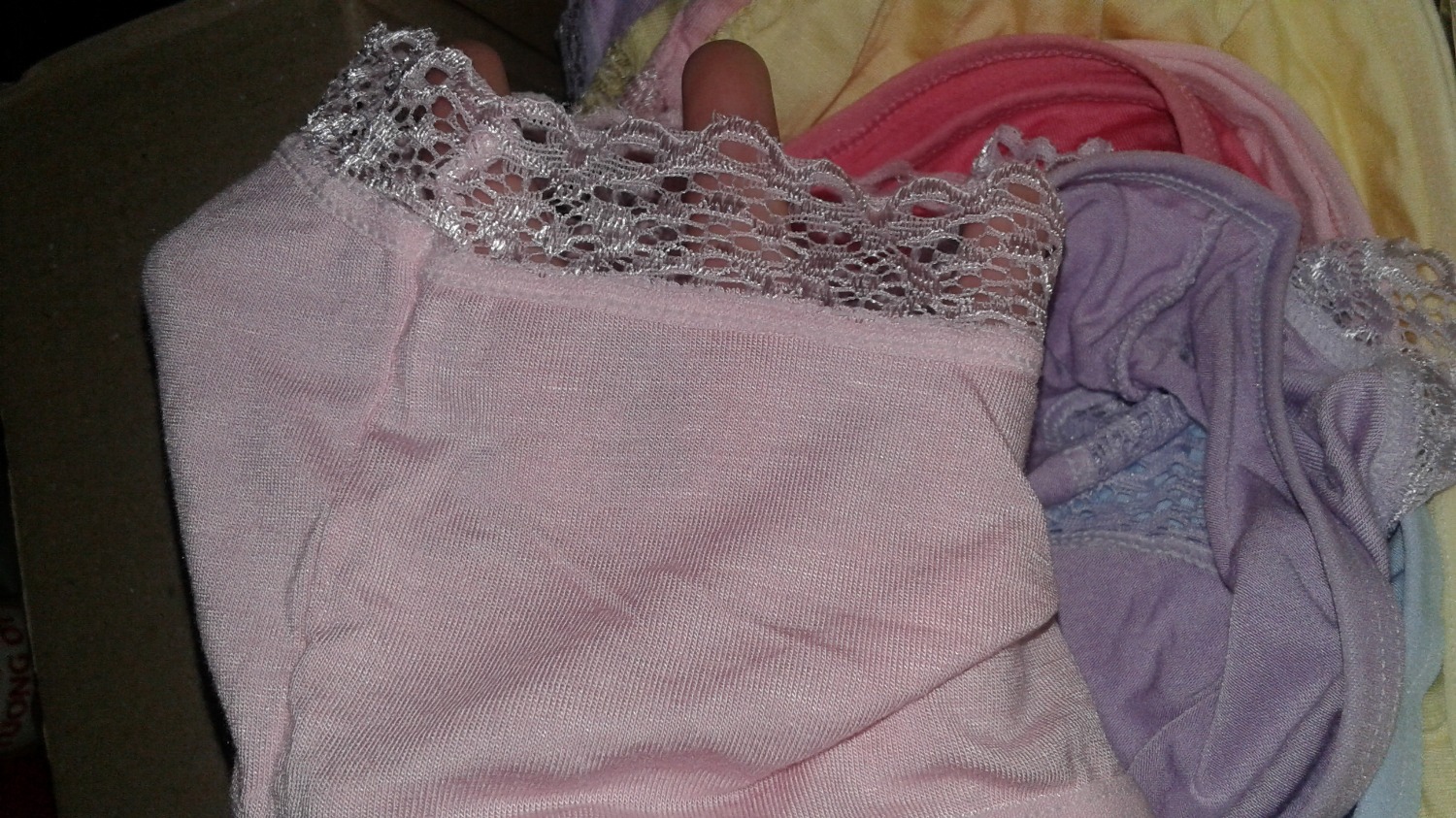 Sản phẩm y như hình nha mọi người, không dày không mỏng, mặc cảm giác không nóng, mặc nhẹ, mình mặc thấy ok nên là mua 2 lần rồi ạ. 
2 đơn hàng có 1 cái đường may bị lỗi, mình may lại được nên cũng không sao hihi
Có hình mọi người tham khảo nhé: