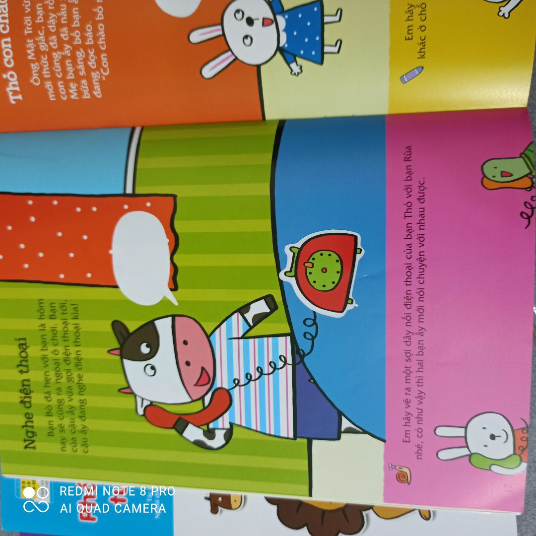 Theo mình thì ba mẹ đừng hy vọng quá nhiều vào bộ này. Bộ sách thiết kế cho 3 tuổi trở lên nên có những mục bé làm được và không làm được. Ví dụ có mục bé phải biết đọc. Mỗi trang gồm phần bóc dán ở trên và phần tương tác bên dưới. Bóc dán có cái bé không biết nhưng vẫn dán được vì có nền ở bên dưới. Phần tương tác thì gồm tô màu, tìm điểm khác nhau, ghép cặp, tìm món không phù hợp... Bé mình 3 tuổi chơi mấy ngày là dán xong, nên nếu để đáng đồng tiền thì ba mẹ cần kể chuyện, đặt câu hỏi. Tuy nhiên có những cái bé chưa biết nên chấp nhận cho bé đơn thuần dán mà thôi.