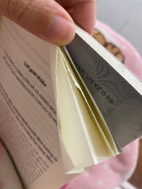 Sách giấy làm chưa chỉn chu gây khó chịu cho người đọc . Còn dính và không thể lật trang để đọc lỗi do nhà xuất bản in ấn