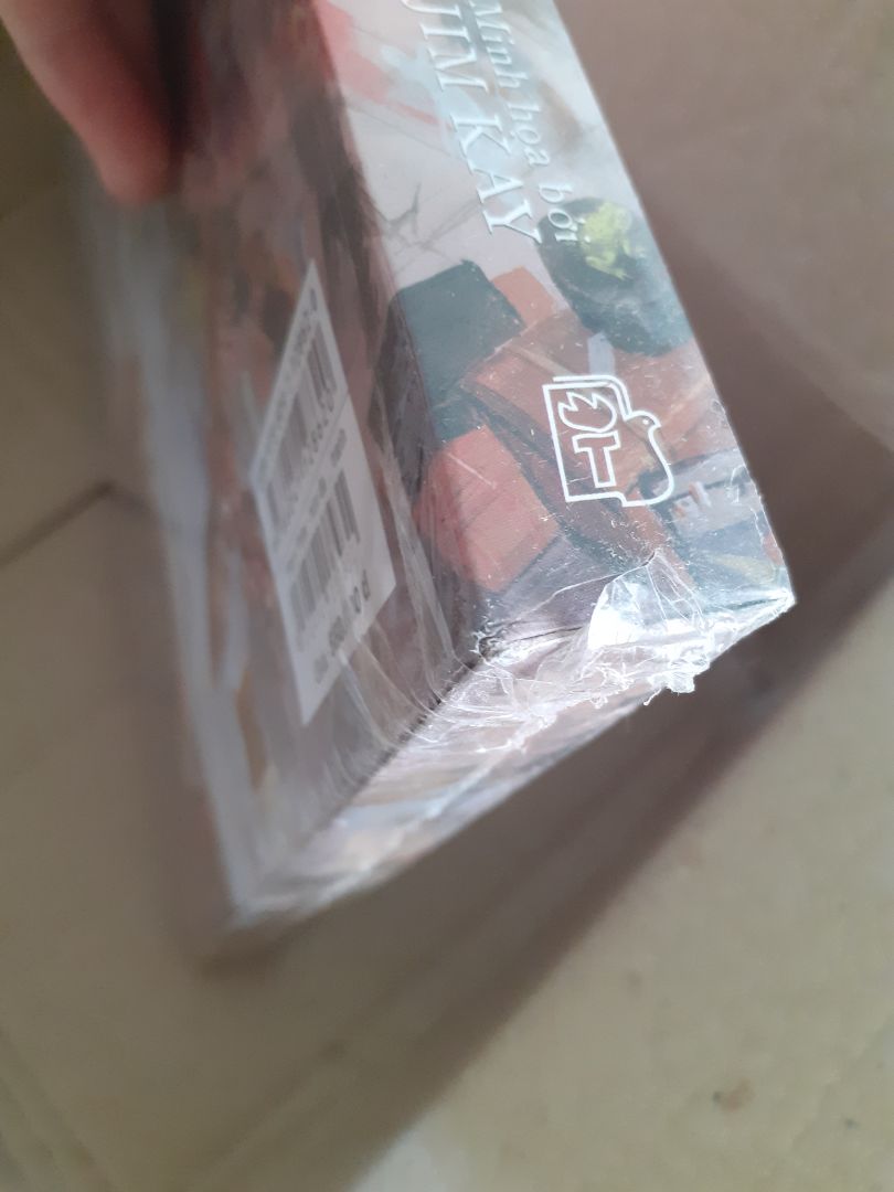🥺 Đóng gói không thể sơ sài hơn, cái hộp nát không thể nát hơn. Hy vọng tiki sẽ có thêm nhiều hộp có kích thước đa dạng hơn hoặc/và có thêm giấy, bọc chống sốc để đóng gói sp.
Về cuốn HP này: khổ cực to, bìa cứng, in màu siêu xịn, nhưng bị móp hết 1 góc do vận chuyển rồi 😭