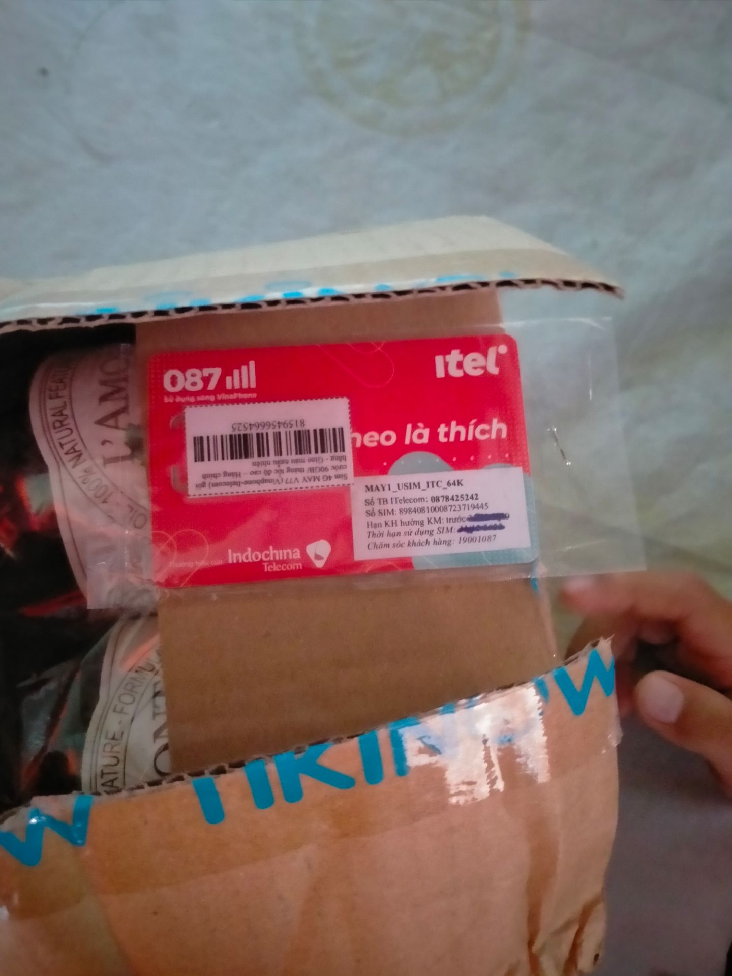 vừa mở ra thẻ nằm ngay mép hộp luôn hên là k bị rơi ra ngoài chứ k biết đường nào mà khiếu nại. cho một sao về khâu đóng gói, quá ẩu. còn lại thì oke nên vẫn cho shop 5 sao.