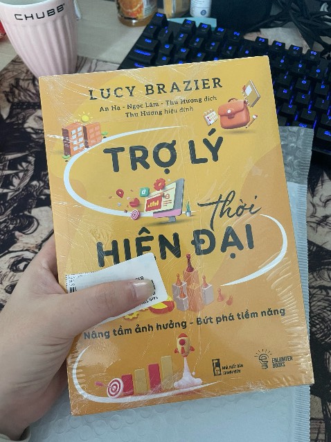 Trước đọc bản tiếng Anh của tác giả Lucy rồi mà cuối cùng cũng có bản tiếng Việt xịn, tình cờ tìm được link đặt mua ở trên Phở bò. Bọc cẩn thận 2 lớp lận, được tặng kèm thiệp xinh xẻo. Đặt chiều hôm qua mà sáng nay ship luôn, còn được free ship nữa chứ. Mong sẽ có thêm nhiều sách về hành chính nữa để mình bổ sung thêm kiến thức vì ở Việt Nam ít sách chuyên ngành quá =((((