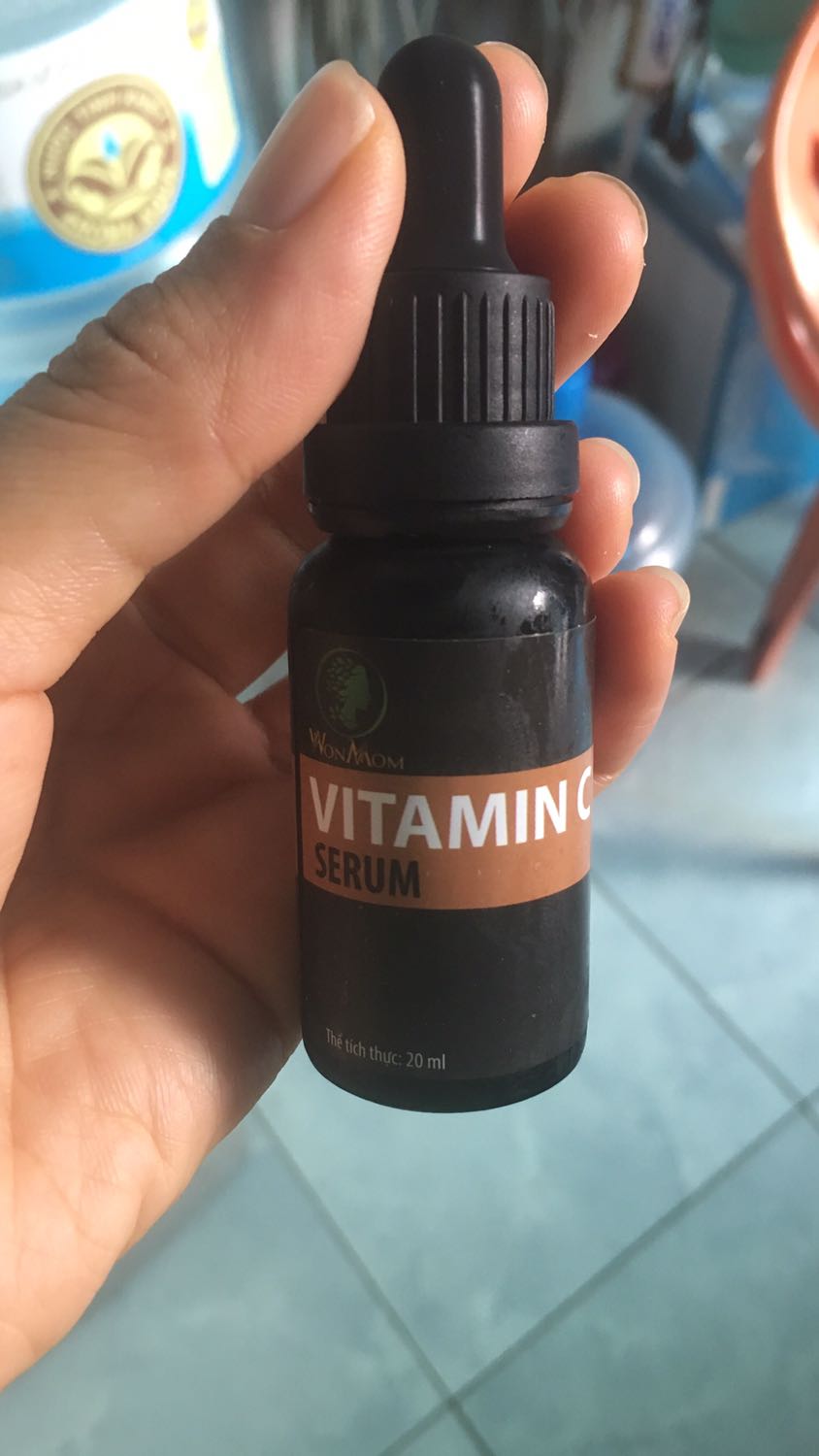 Mình dùng đến chai thứ 3 rồi ạ. Vì đây là sản phẩm dùng được cho mẹ bầu và con bú, mình đang cho bé ti nên sử dụng hoàn toàn yên tâm. Roitine của mình là Tẩy trang- SRM- vtm C-kem dưỡng. Mìn dùng cả sáng và tối. Nhận thấy da sáng lên từ từ,
Vẫm sẽ tiếp tục ủng hộ sản phẩm đên khi hết cho bé ti