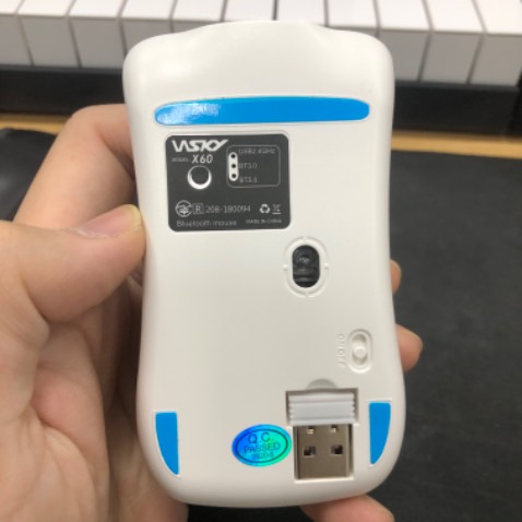 Chuột rất đẹp nha, bấm êm, cầm thích tay ❤️❤️ mình mua để cùng màu với macbook của mình, quá là hợp luôn. Lúc đầu mình mua hàng bị lỗi không ấn được, nhưng bên shop cực kỳ nhiệt tình đổi ngay cho mình con chuột mới. Rất ưng 😁