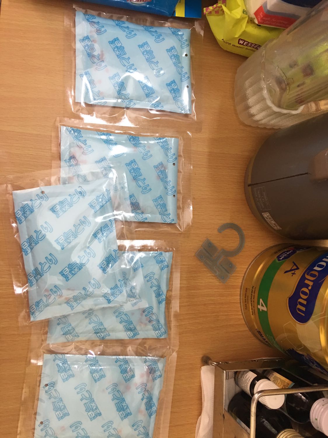 Hi ad. Mình mới nhận hàng hôm nay. Xé hộp ra thấy gói hút ẩm đã chuyển màu đỏ, mặc dầu là vẫn trong túi nilon. Nhờ ad giải thích giúp