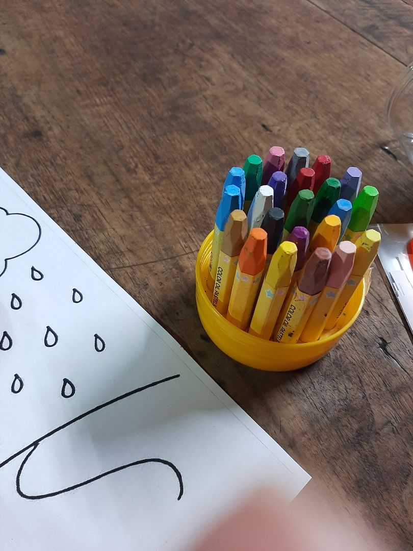 màu lên đẹp đều màu... nhưng cho bé nhỏ tuổi cỡ bé 3t nhà mình thì chơi tô màu loại này nên chơi cùng bé vì màu rất mềm... có thể cắn gãy...