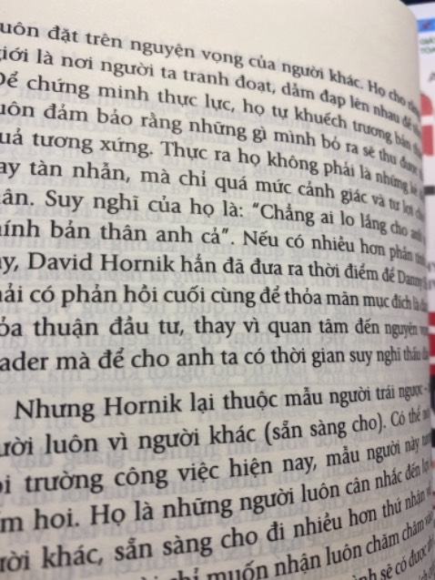 Sách có 1 số trang in mực bị lem. Cảm giác rất khác với những trang còn lại. Không biết là do lỗi in hay như thế nào. Nhưng đọc như vậy làm mình thấy không thoải mái