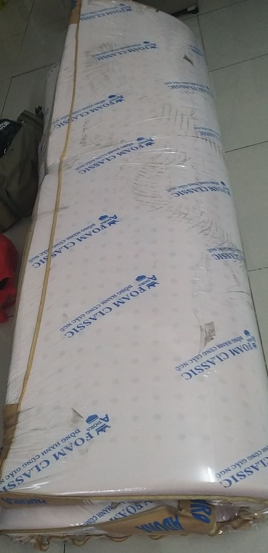 hình như nệm cũ, đóng gói bẩn quá, keo dán đầy mặt nệm