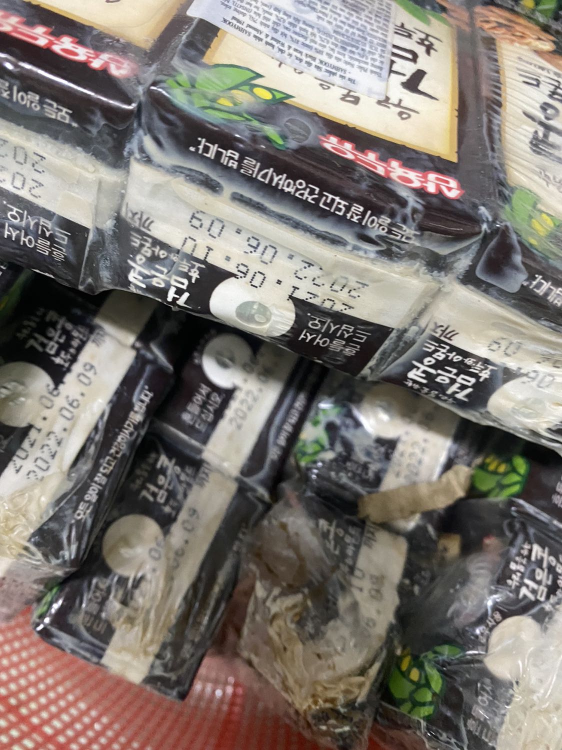 Hàng đặt từ t9 mà giờ tháng 11 mới nhận được hàng. Vậy mà không biết vì lý do vận chuyển hay nhà cung cấp. Khi sữa đến tay tôi, thì những hộp sữa phiad ngoài bị bể ra, bốc mùi hôi thối. Sao dám uống. Xin phép không ủng hộ shop nữa.