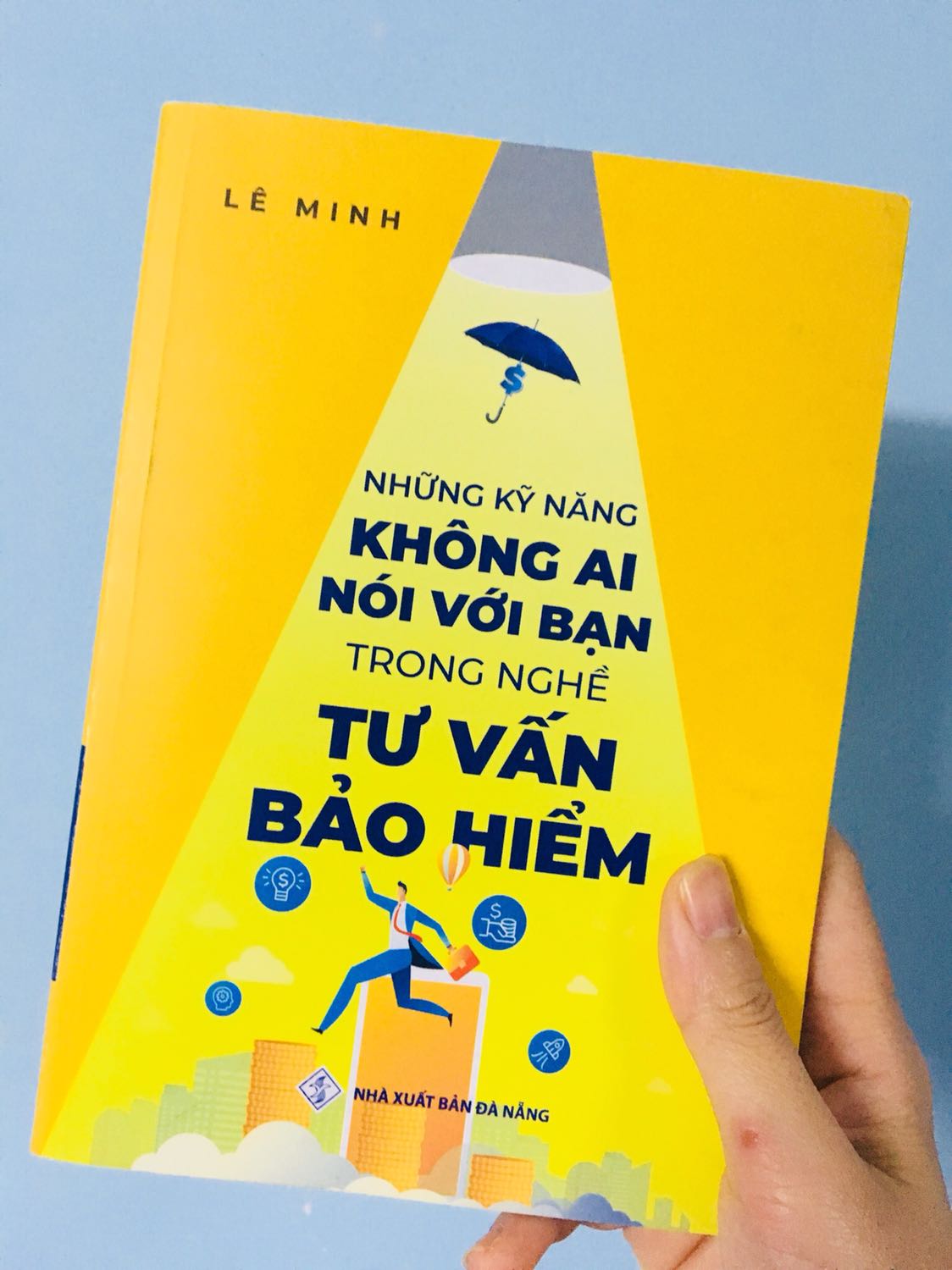 • Mặc dù sách tận Đà Nẵng nhưng mình đặt từ thứ 2 đến thứ 4 đã cầm sách trên tay rồi! - • Mình đã đọc nhiều sách viết về BHNT nhưng đây là cuốn sách viết cụ thể, trực tiếp, thực tế nhất về những khó khăn khi mọi người mới vào làm mà không ai nói cho bạn biết!! 
• Giá trị bạn nhận được từ cuốn sách lớn hơn rất nhiều giá tiền bạn bỏ ra! 
• Các bạn hãy mua, đọc và cảm nhận, cuốn sách không làm bạn phải thất vọng đâu !!!!!