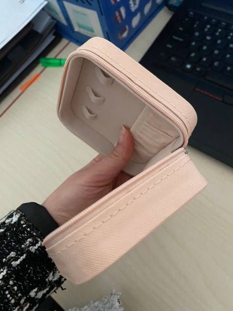 Hộp đẹp lắm nha,  Khoá kéo chắc chắn shop đóng gói cẩn thận, đầy đủ. Các bạn nam nên mua để tặng ngừi iu nè. Mn nên nha