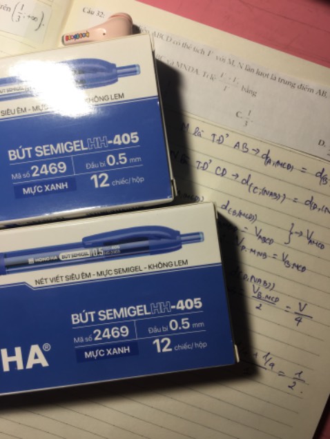 Tr ơi tui mê bút này tới nỗi t lùng sục khắm nơi, tải tiki chỉ để mua bút này kkk. Bút viết siêuuu tốt, trơn, đều mực. K hiểu s bút thích v mà ít ng biết đến, mng xquanh t k ai dùng bút này lun á:))