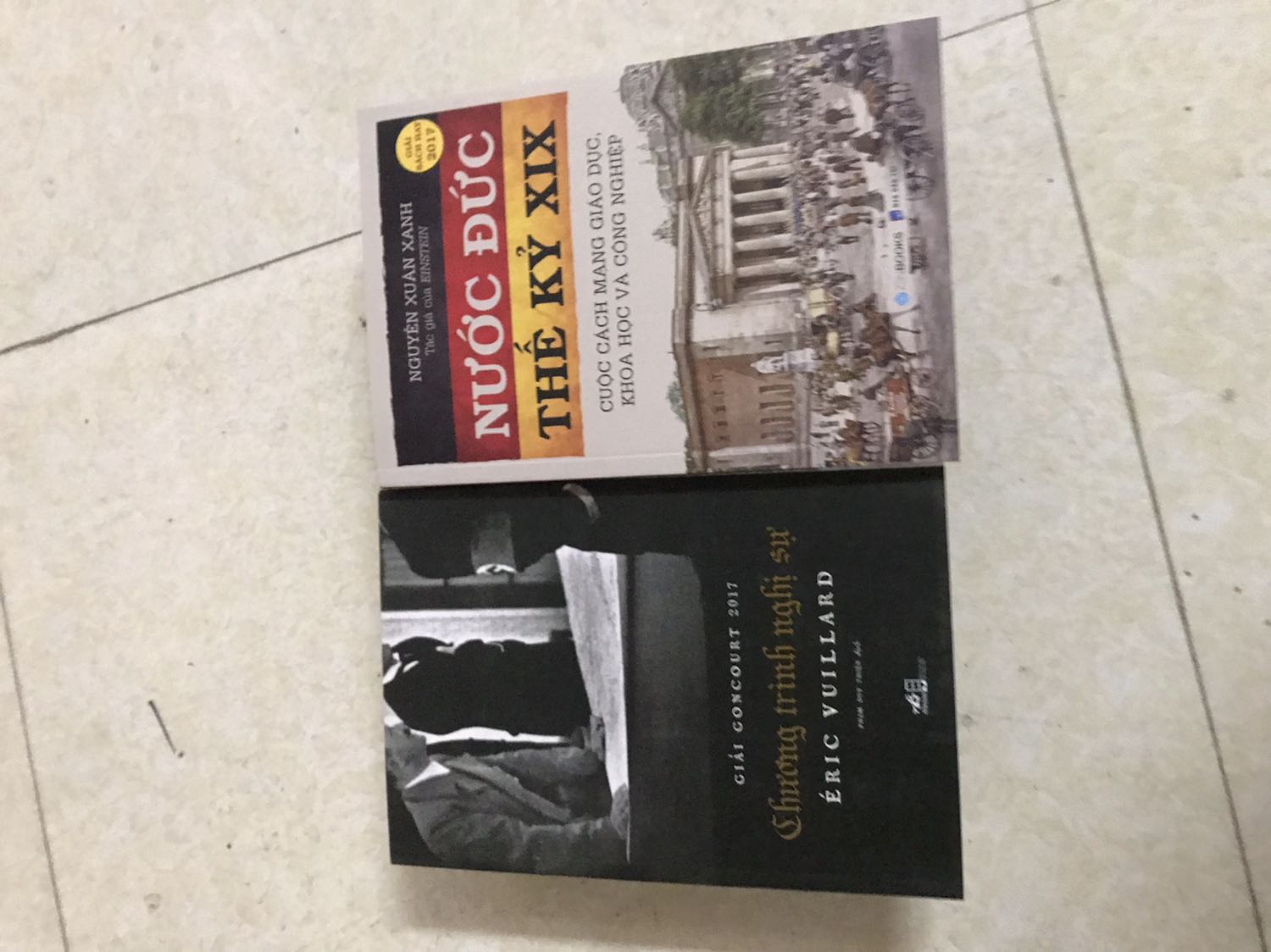 Sách hơi cũ và mỏng hơn mình nghĩ. Nhưng dù sao mua sale nên thấy cũng ổn