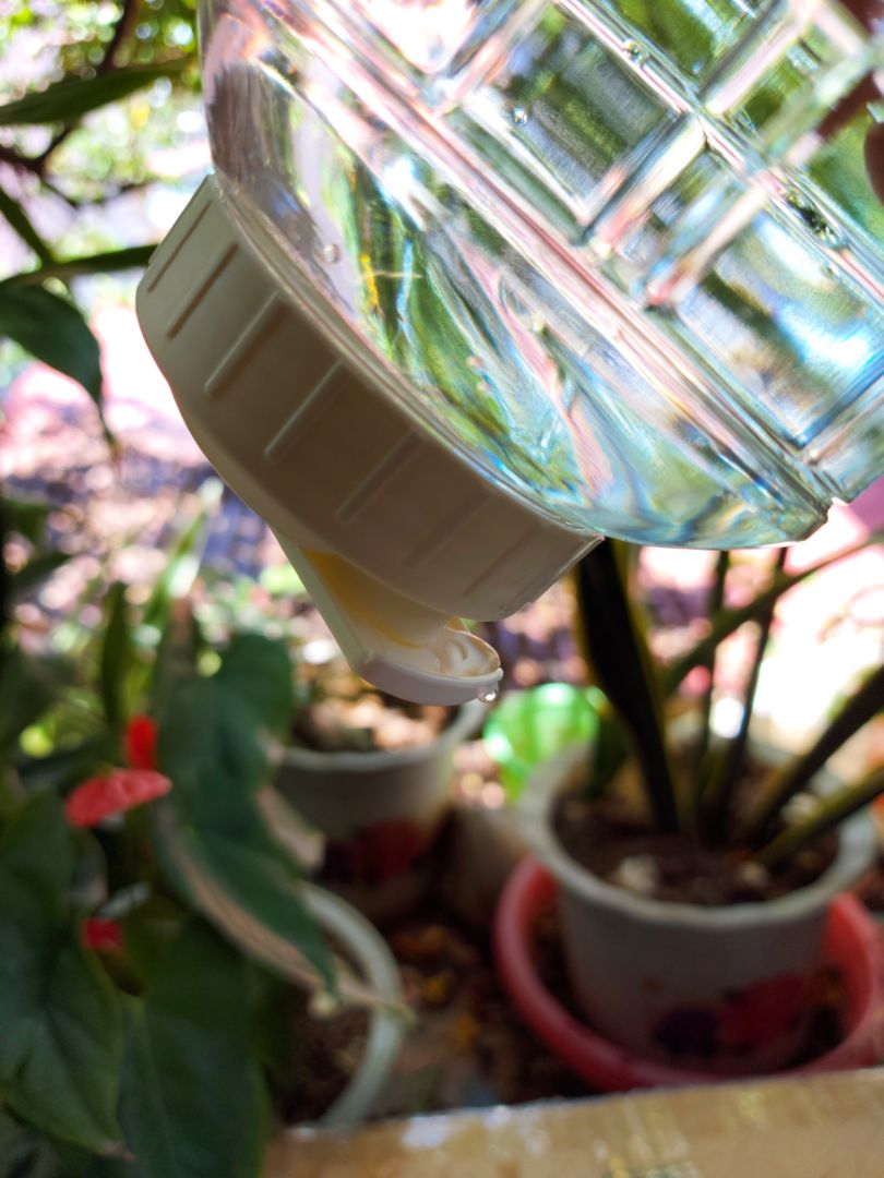 Giao hàng rất nhanh, mới đặt hôm trước, hệ thống báo đầu tuần mới giao hàng nhưng ngày hôm sau đã nhận đc hàng. Đóng gói chắc chắn, ko bị lỗi vỡ nứt bình, 3 bình đều có dung tích 1,5l, nhựa trong suốt, đẹp, cầm chắc chắn, phù hợp với khay chứa ở cửa tủ lạnh. Tuy nhiên, cần lưu ý với mọi người là ko nên để bình nằm trong tủ lạnh mà phải để đứng lên vì nắp bình hở, bị rỉ nước...