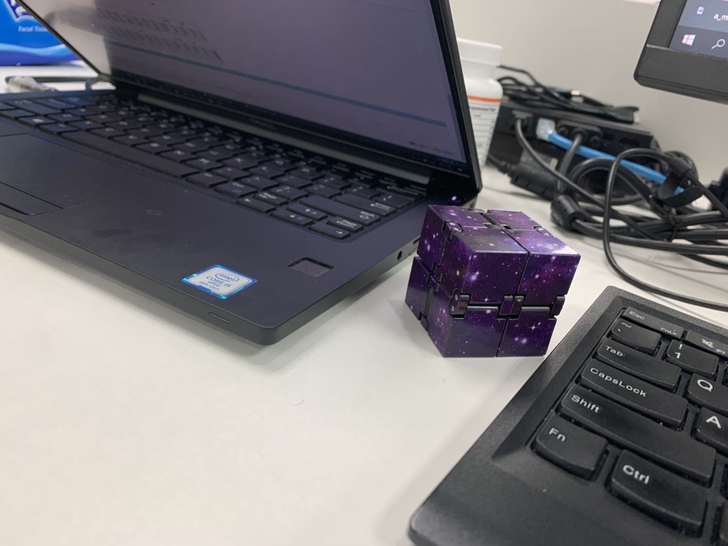 Sản phẩm đẹp, tuy nhiên lớp sơn dễ bong tróc khi cầm nhẹ, phù hợp trang trí bàn làm việc hơn là chơi