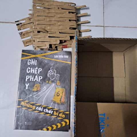 Mình chưa đọc nhưng thấy review ổn áp, gặp đợt sale  khá rẻ nên hốt em nó về luôn. Sách đẹp, có tặng kèm bookmark mỗi tội lúc bọc và gói làm nhăn gần hết tất cả các trang. Sách mới, in ấn rõ ràng và đẹp mắt. Shipper giao nhanh, đặt hôm nay ngày mai có rồi. Tất cả đều OK nên có thể tạm chấp nhận được việc sách bị nhăn.