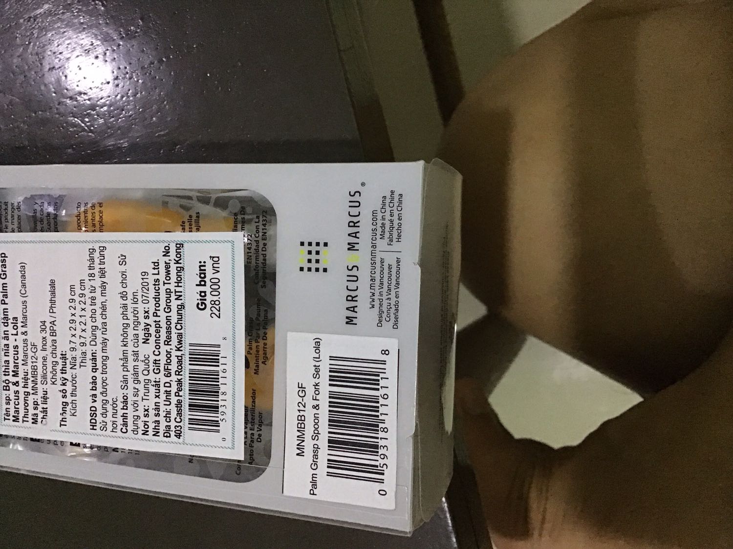 Mình muốn đổi lại sản phẩm. Mình đặt mua rõ trong ảnh và hình đều là bạn heo Pokey màu hồng. Trong Hộp giấy vàng bao bên ngoài của tiki cũng ghi là pokey mà mở ra ở trong lại là con hươu lola vàng. Mình rất ko hài lòng với tiki. Có anh nhân viên giao hàng ở đó mà mình nói ảnh nhận lại hàng và giao có mình con khác thì ảnh ko chịu giao lại, phải gọi lên trung tâm để thông báo thì mới cho đổi. Đề nghị bên tiki thay đổi chính sách này. Lỗi giao hàng là bên bạn mà bắt khách hàng phải đi chờ đợi tiếp vậy. Đợt trc mình mua thì đã hỏi kỹ là có hoá đơn ko thì nói 1 tháng sau sẽ có hoá đơn điện tử trong khi sau 1 tháng thì chỉ có hoá đơn điện tử của 1 món hàng còn lại 2 món thì ko thấy hoá đơn đâu cả. Trc đó nữa mua tủ thì tủ bị bể...