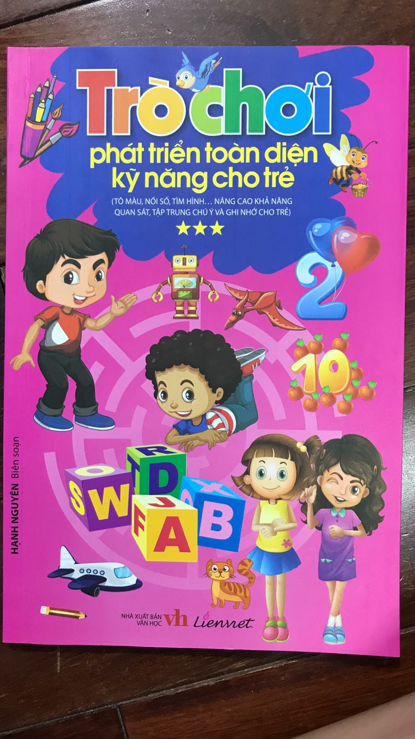 Quyển này rất thú vị, đứa con 7 tuổi của mình rất say sưa chơi. Nhà mình có đủ bộ luôn.
