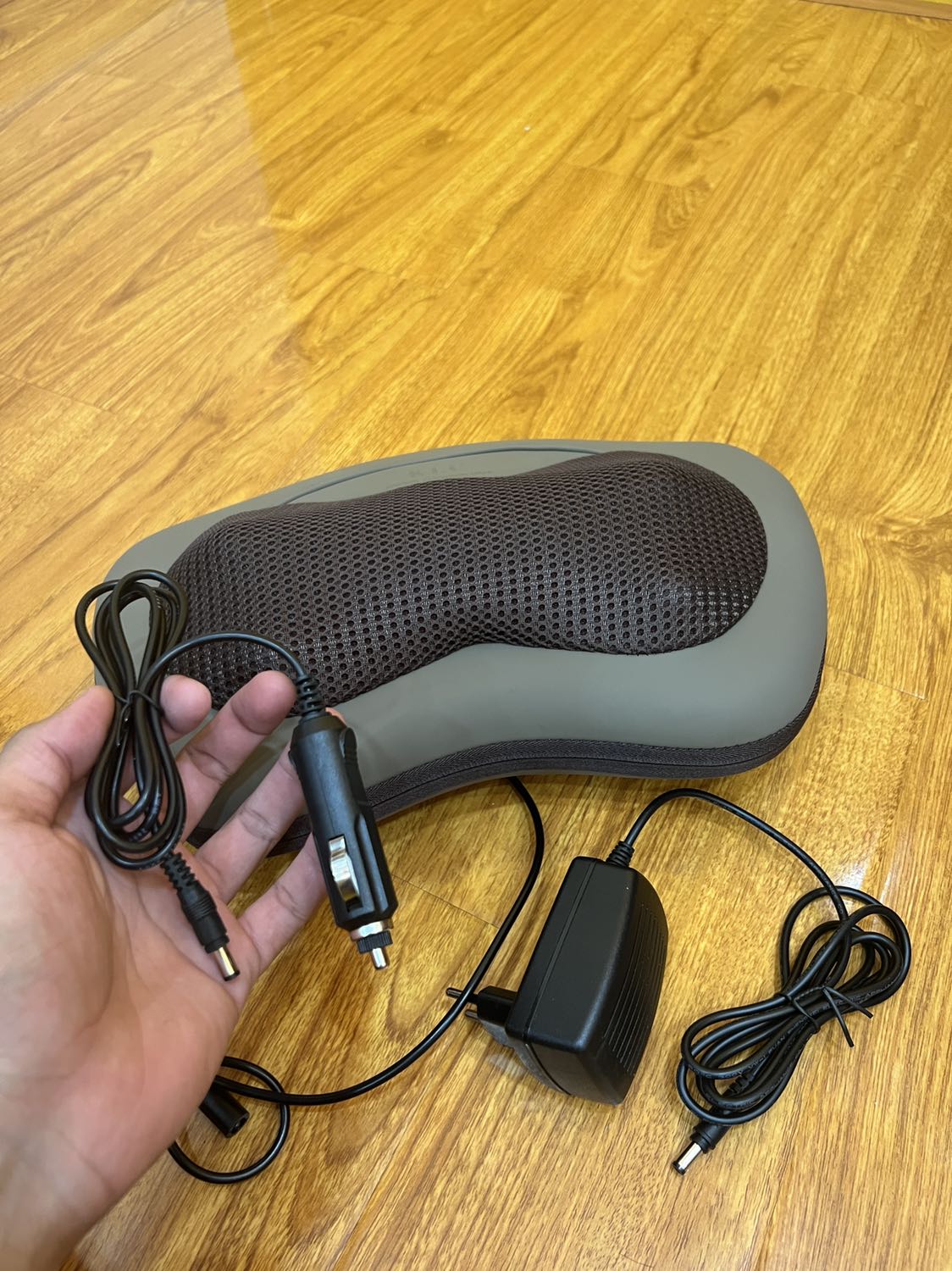 Sản phẩm đóng gói rất kĩ, chất liệu bằng da rất bền. Khác hẳn so với mong đợi của mình. Thấy công ty khá là uy tín. Sản phẩm còn có dây cắm với 1 dây không biết có tác dụng gì. Nhưng mà xài thấy rất ok và dễ chịu. Nếu có sử dụng sẽ ủng hộ shop tiếp