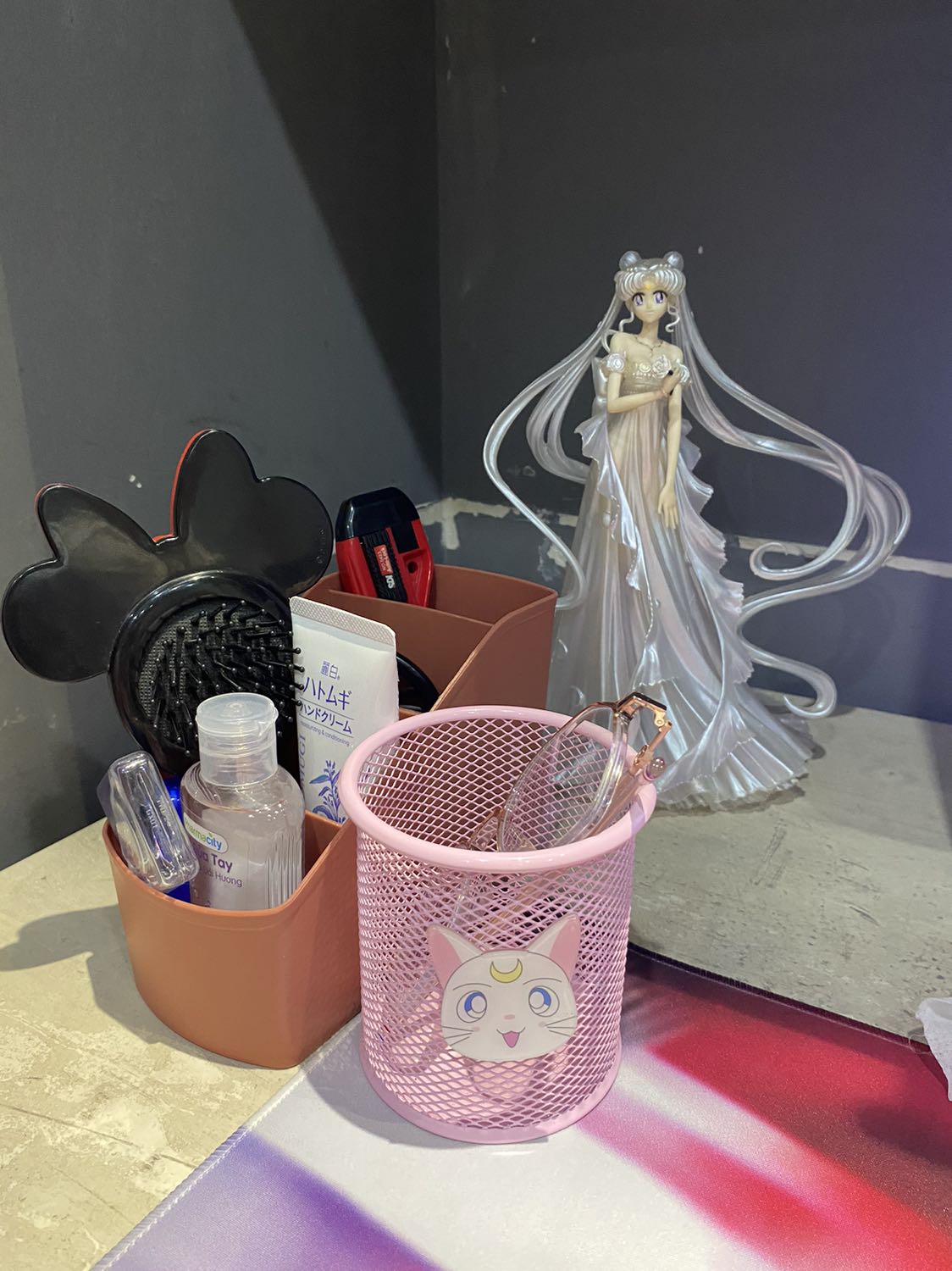 Hơi nhỏ hơn so với tưởng tưởng. Giao hàng chậm hơn so dự kiến