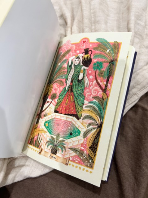 • Về hình thức.
Bìa bắt mắt với ảo ảnh hạt cát nhoè bay, kiểu cuốn hút, huyền bí về Ai Cập.
Có 1 vài trang in màu giới thiệu về nhân vật khá xinh xắn.
Giấy dày đẹp, chất lượng tốt.
• Về nội dung.
Vì biết nó là cuốn sách nổi tiếng và bán chạy nên mình mong chờ nhất trong 10 cuốn sách mình đặt cùng lúc đó.
Tuy nhiên nó đã làm mình thất vọng về nội dung! Phần đầu cũng khá là cuốn theo mạch sách, mong chờ lúc nhân vật chính sang Ai Cập sẽ có nhiều những câu chuyện thú vị hơn, những triết lý sâu sắc hơn. Nhưng mà đọc tới phần sau nó hơi ...gãy. Thực sự những câu chuyện k có j thú vị và ấn tượng. 
Xoay quanh về đức tin đấng trên cao, có niềm tin mãnh liệt và theo đuổi ước mơ của mình tới cùng, lắng nghe trái tim, đi tìm kho báu của cuộc đời mình, sống thiện lành và tích cực..v.v...với những chủ đề đẹp đẽ này nhưng khi vào sách nó bị lặp đi lặp lại câu chữ, câu chuyện thì sơ sài...
Về nội dung chấm 4/10