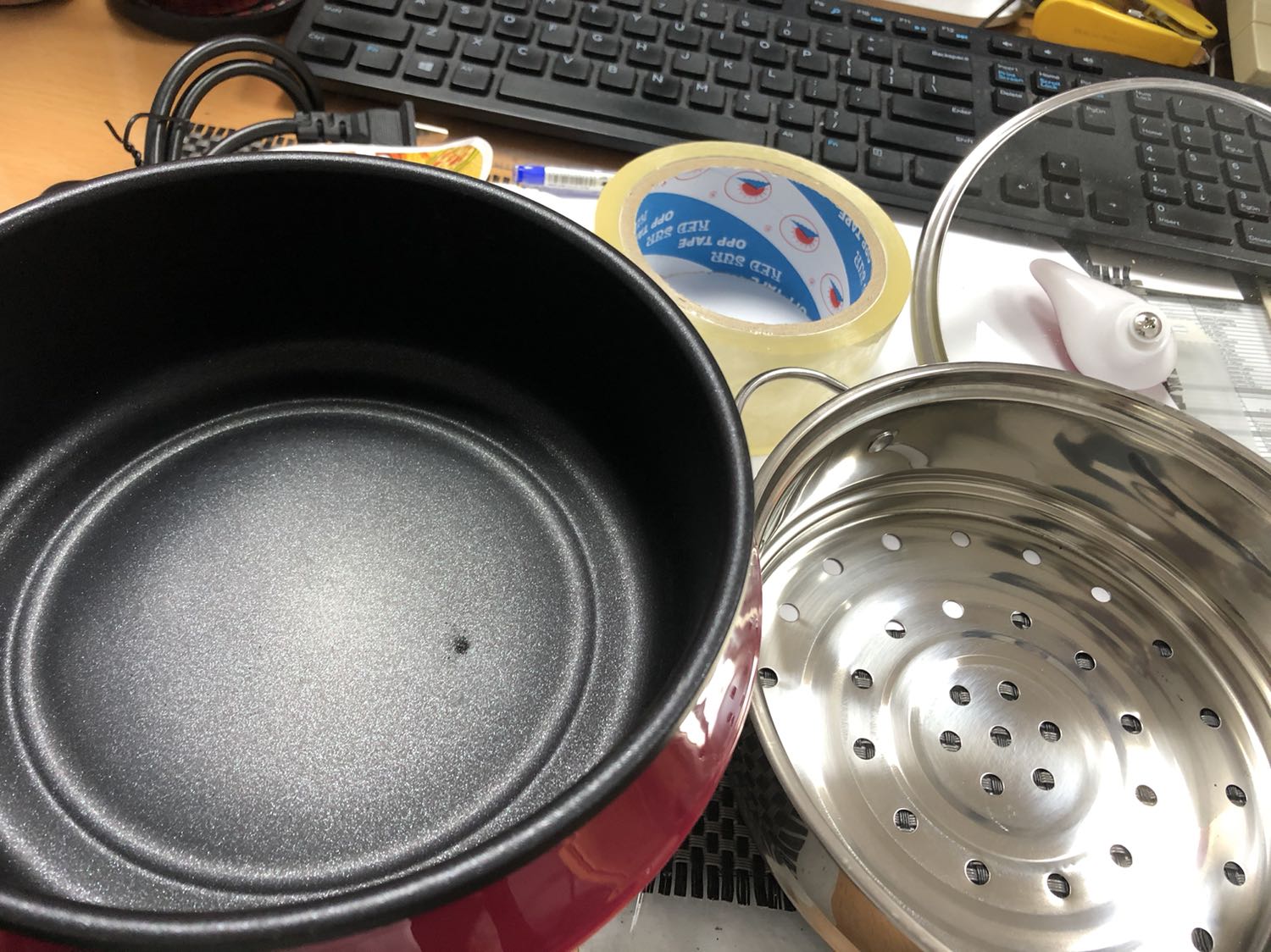 Giao hàng nhanh, nhưng sản phẩm bị lỗi phần nước sơn chống dính bị bong tróc lên , nên yêu cầu đổi lại dùm cái khác! Thanks!