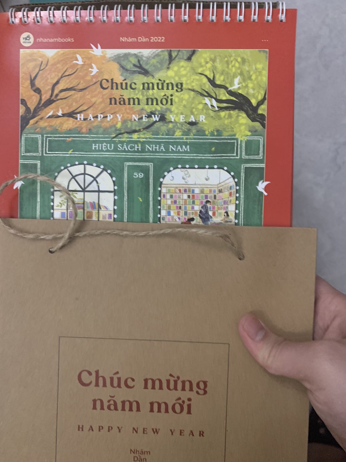 Sách được bọc kỹ càng, cơ mà nên có thêm bìa/xốp vì sách khá nhỏ so với hộp. Mình đặt đơn hàng lớn nên có thêm quà từ Tiki. 5*