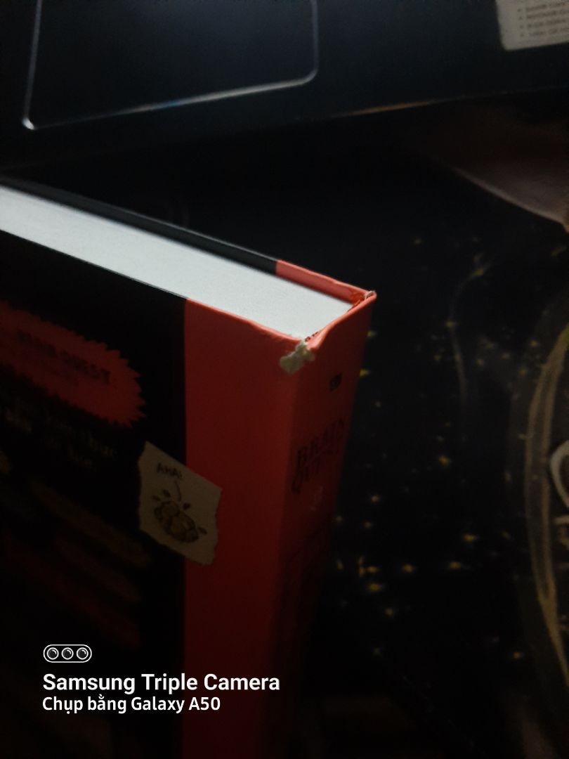 sách mới cầm nhìn đẹp, chất lượng giấy khá ổn, in ấn nội dung khá bắt mắt khiến mình có hứng thú đọc. nhưng bị rách ở gáy sách, khi mở to thì khiến nó rách nhiều hơn, mình đặt 2 quyển khác nhau giao cùng lúc nhưng chỉ có quyển này bị rách