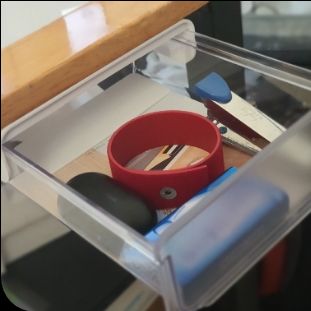 đóng gói kỹ lưỡng, hàng rất đẹp. mỗi sản phẩm là 3 miếng keo dính rất chặt chỉ dùng tới 2 miếng 1 miếng sơ cua . tuy nhiên do phòng mình nắng nên không biết keo sẽ chịu được bao lâu.