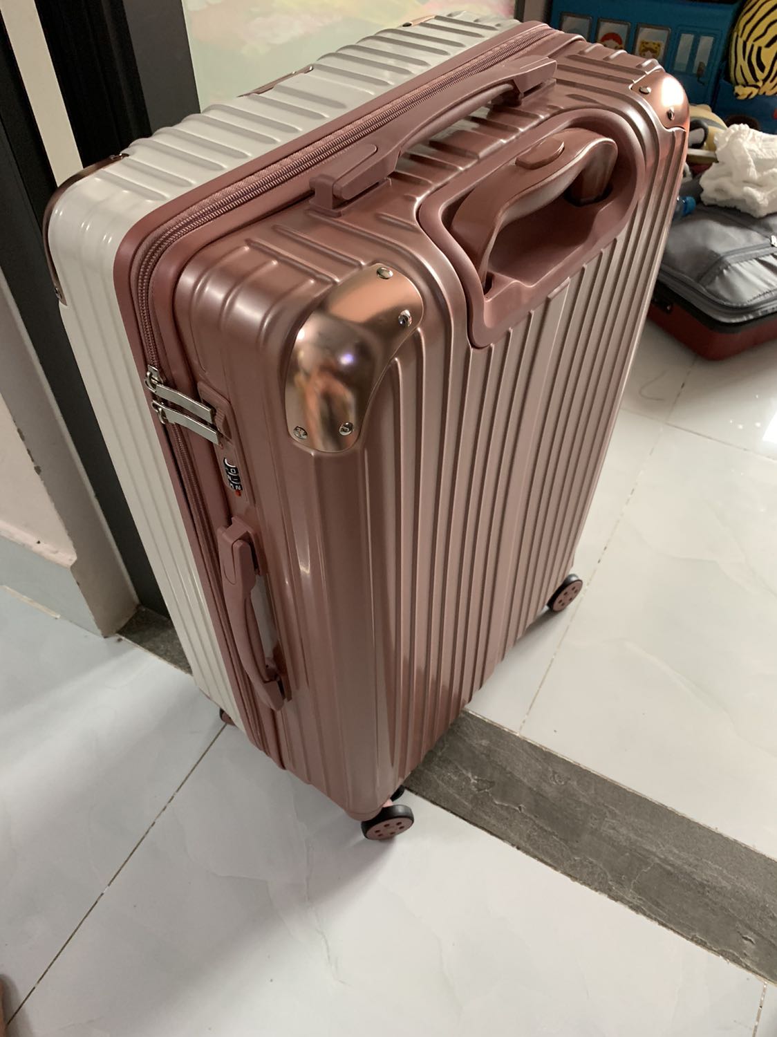 Ưu điểm: màu đẹp, nguyên vẹn không vết xước, đúng size, dây kéo ok, đúng như shop miêu tả, shop chuẩn bị hàng nhanh, giao hàng đúng hẹn, thân thiện dễ thương.
Nhược điểm: khá mỏng không thích hợp cho đi du lịch nhiều hay đi nước ngoài, dễ trầy xước, khá ít ngăn.