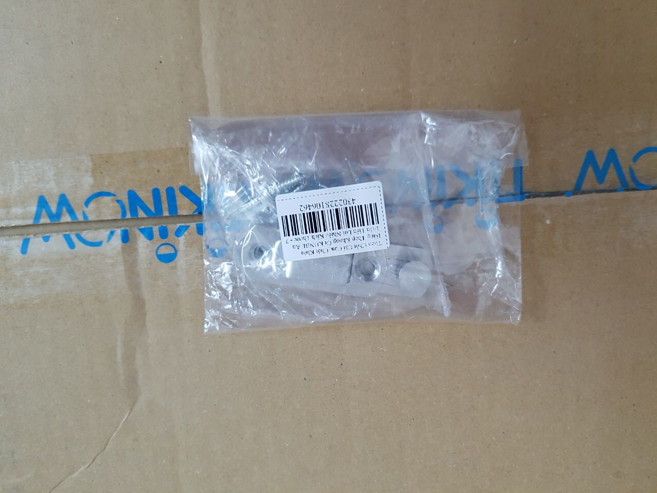 Shop giao hàng nhanh . Sản phẩm dày dặn và chắc chắn . Được tặng kèm bộ ốc vít nên rất tiện .