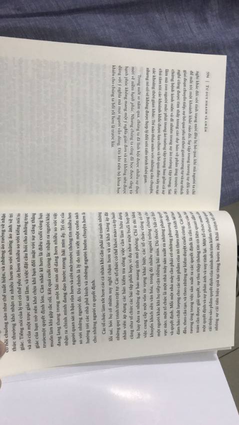 Rất nhiều lần mua sách ở Tiki rồi. Có nhiều lỗi nhỏ nhặt tôi vẫn vui vẻ bỏ qua và để lại 5 sao. Nhưng lần này là lần thất vọng nhất, thiết nghĩ nếu bỏ qua quá thì chất lượng dịch vụ sẽ không được cải thiện. 
Sách in ngược in xuôi, nhất là hơn chục trang cuối. Từ trang 594 đến 611, muốn đọc phải quay ngược-xuôi 2 3 lần.