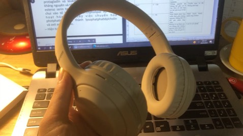 Giao hàng nhanh. Gói hàng cẩn thận.
Tai nghe bắt bluetooth laptop và điện thoại tốt. Đầy đủ phụ kiện sạc và đầu kết nối. Nên mua