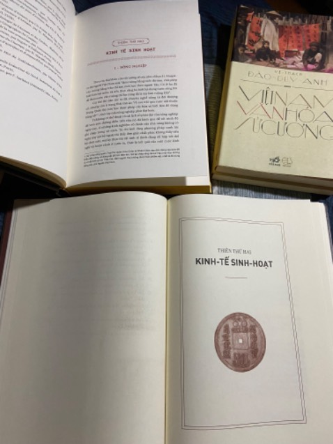 Về phần bìa sách Việt Nam Văn Hoá Sử Cương (Đào Duy Anh) của NXB Đông A có phần đẹp và sáng tạo hơn bản của Nhã Nam. Đông A làm phần bìa sách mang tính kế thừa sáng tạo nghệ thuật phần bìa sách. Nhã Nam chỉ mang tính sao chép cái cũ phủ thêm tí chất liệu thiết kế máy tính thuần tuý. Bìa Đông A mang tính nghệ thuật ý tứ nhiều tầng lớp nhưng cũng sinh ra rối rắm về hình khối.

Nội dung và hình ảnh sách in bên trong thì Đông A thực sự tạo ấn tượng thừa giấy vẽ voi, cố gắng làm thêm, làm thừa, làm thải thêm những trang, những khoảng cách giấy trắng vô nghĩa. Chất liệu giấy in của Đông A quá mỏng cảm thấy so với giá tiền in trên bìa là 390.000 đồng chưa chiết khấu giảm giá là chưa thực sự hợp lý, hợp lẽ. Màu sách bản bìa cứng màu mực in hình ảnh minh họa màu bã trầu nhìn lâu chẳng thấy sâu lắng.

Sách bìa mỏng VNVHSC của Đông A mình thấy in khá ổn nên đã hết hàng.

Cảm nhận riêng cá nhân mình thấy quyển sách bìa mỏng của nhà Nhã Nam là đạt chất lượng nhất về mọi điểm từ giá thành, chất lượng tới nội dung in ấn. Các bản sách bìa cứng Việt Nam Văn Hoá Sử Cương của Đông A và Nhã Nam thực sự kém và không xứng đáng với giá tiền người mua bỏ ra để đọc, thưởng thức và sưu tầm. Mua để hiểu để biết để xem xét đánh giá thì ổn. Chứ mua để đọc thì bìa mềm Nhã Nam là lựa chọn sáng suốt nhất.