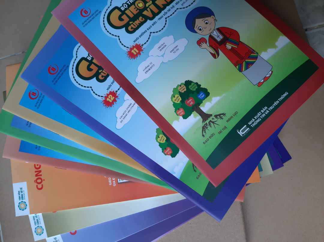 Mình thấy dự án này rất ý nghĩa. Cảm ơn các anh/chị phát triển dự án.
Về cảm nhận, mình vẫn bất ngờ khi thấy sách khá mỏng dù mình đã thấy hình trước. Mỗi cuốn gồm 5 hoặc 6 câu chuyện. Sách dành 6 trang để giới thiệu về dự án và một số khóa học. Theo quan điểm cá nhân, mình nghĩ các thông tin này nên in tờ rơi kẹp vào sách hoặc từng bộ (mình nghĩ là mọi người thường mua bộ 10 cuốn). Toàn bộ nội dung các trang sách nên dành cho truyện và bài học cho trẻ.