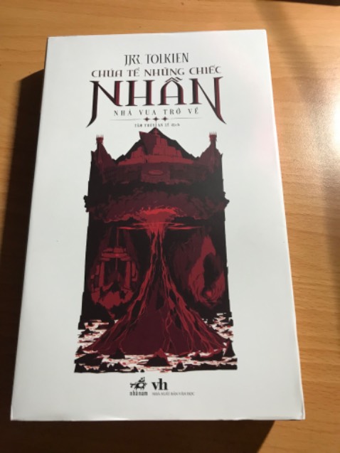 Sách ổn. Tuy nhiên có một cuốn bị móp nhẹ phần đầu và một cuốn có bìa áo hơi nhăn nhẹ phần đầu. Đồng thời, đóng hàng cũng rất sơ sài và không được chống sốc. Nhưng được cái là giao hàng rất nhanh và shipper cũng rất dễ thương. Dù vậy thì vẫn hơi hụt hẫng vì chất lượng sản phẩm vẫn chưa được như mình kỳ vọng.