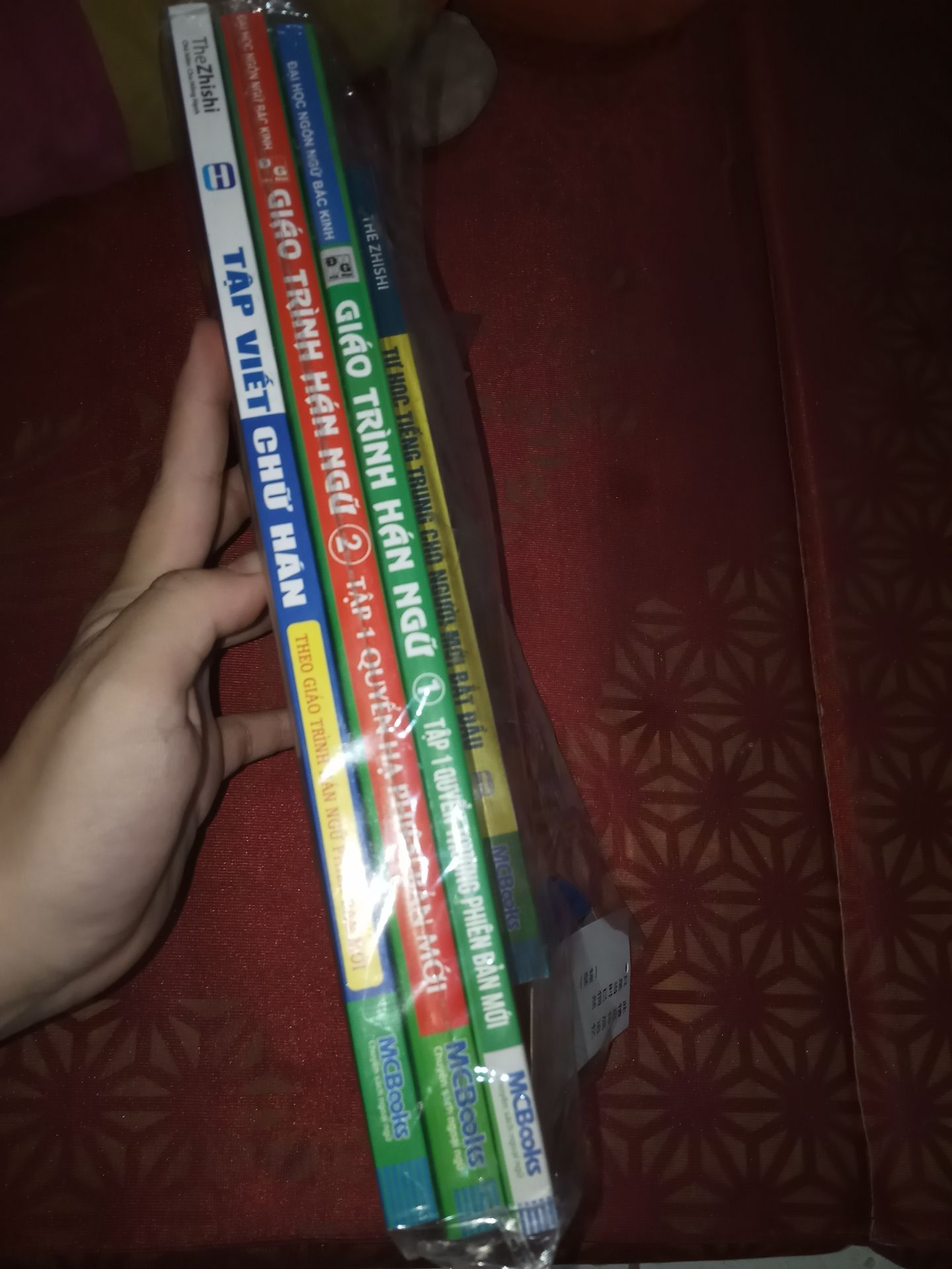 sách đầy đủ không thiếu, giao hàng khá nhanh hàng được bọc trong bọc nilon và nhìn rất mới , mình rất hài lòng