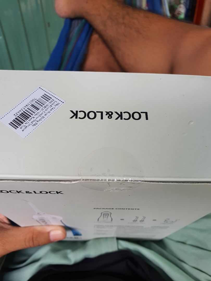 SP đóng gói cẩn thận
Giao hàng đúng hẹn, tuy nhiên hơi lâu so với các đơn vị khác.
Về SP còn nguyên Seal, hàng đúng chuẩn.
Sử dụng ban đầu cho cảm giác rất êm ái, áp lực nước bắn rất mạnh, có nhiều chế độ lựa chọn.
Nhược điểm:
 Đầu vòi ít, có 2 cái
Dung tích bình chứa 200ml, cảm giác rất ít, ko đủ 1 lần vệ sinh răng.
Về khoảng pin thì do mới sử dụng nên chưa biết pin dùng được bao lâu.