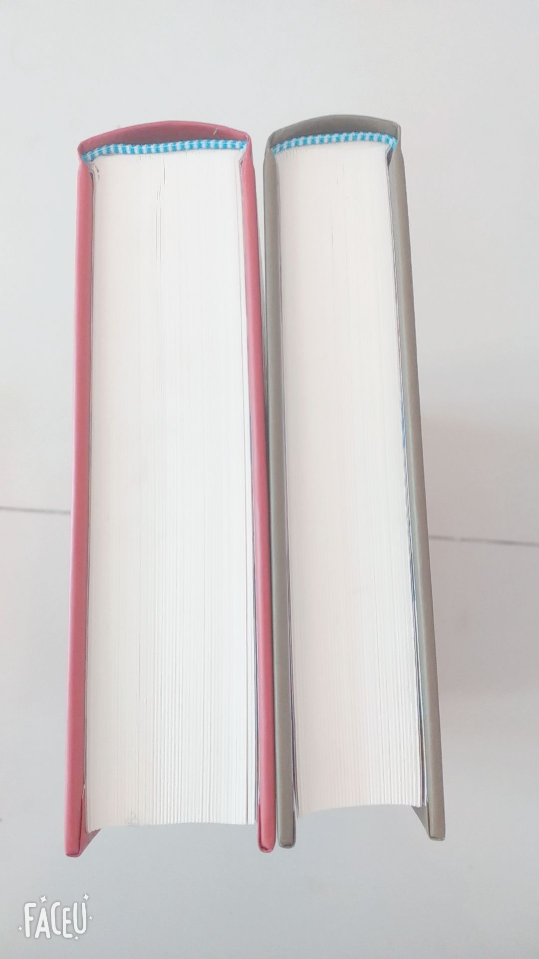 Anh shipper dễ thương, đóng gói kĩ càng, sách không bị móp mà còn cực kì đẹp nha 😍😍 đừng lo hai quyển này đọc nhanh hết, bởi quyển nào cx rất dày!!!!