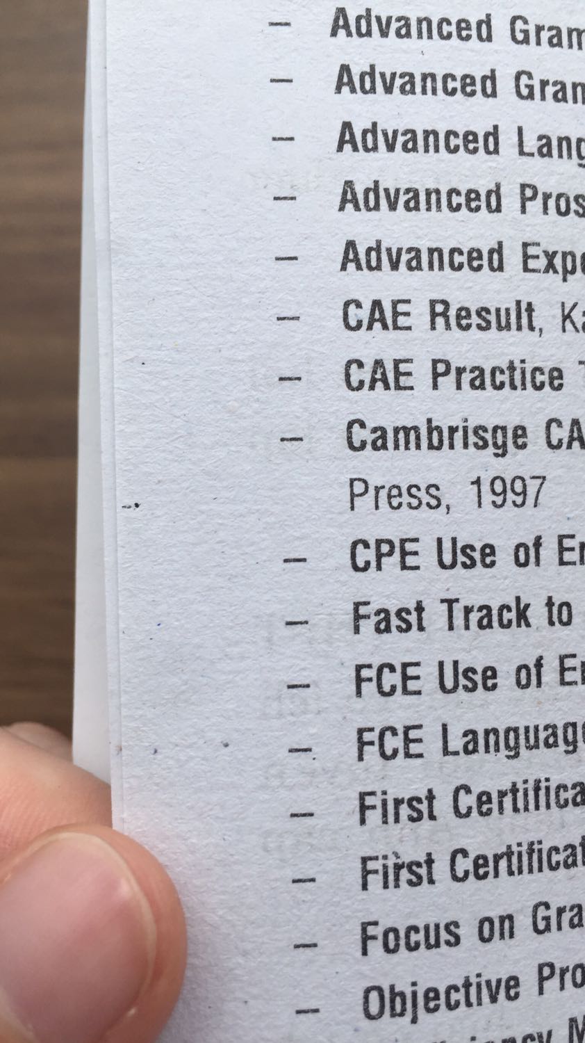 Sách okay, nhưng phần đằng sau mép có nếp gấp nhỏ, chắc là do bọc trong giấy chứ không phải hộp, mong lần sau Tiki gói thì cẩn thận hơn. Chất giấy không phải kiểu mình thích nhưng nhìn chung tẩy cũng dễ. Mình có xem qua sách thấy ND rất ổn, phù hợp ai thi với HSG nữa nha