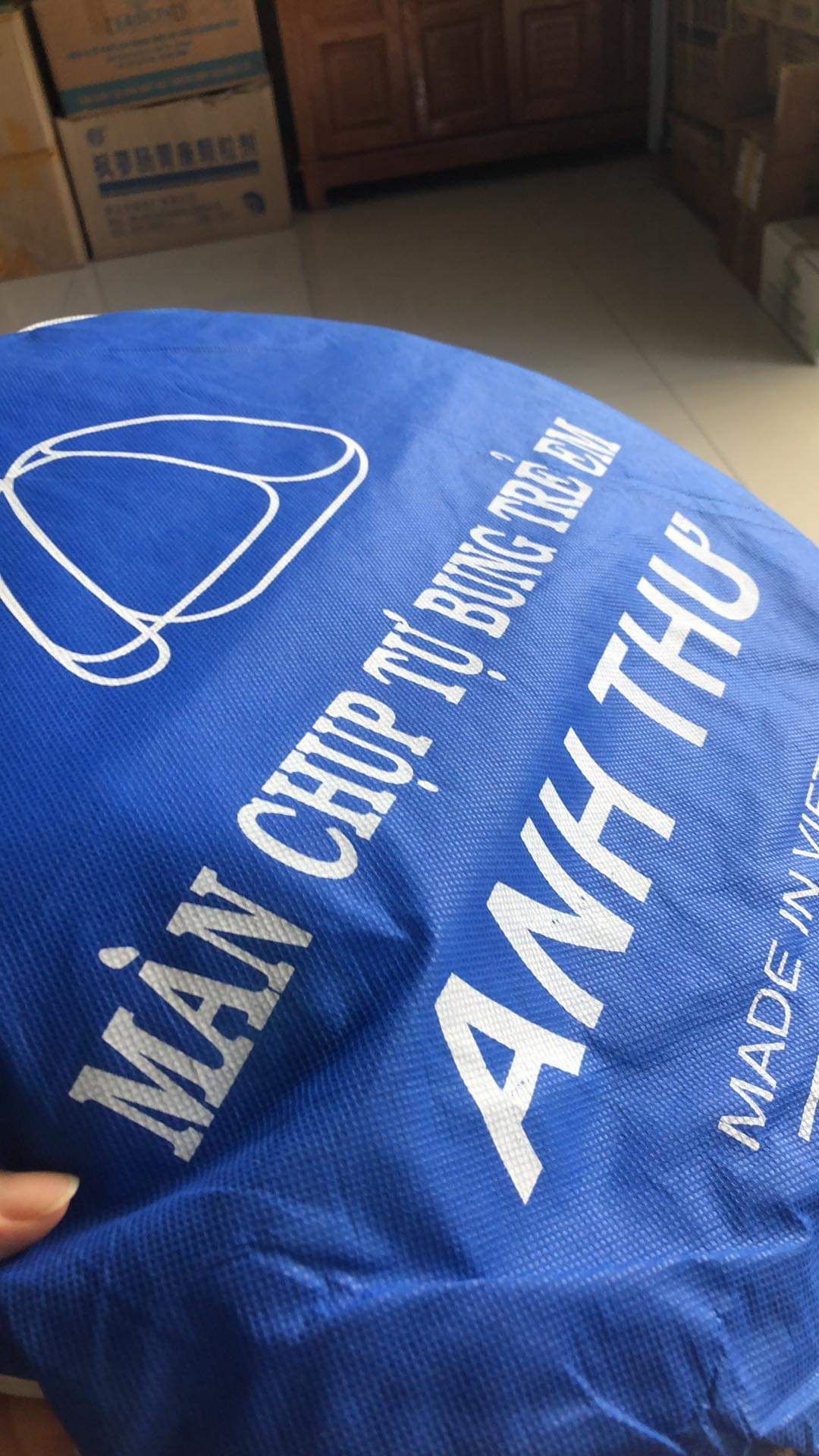 hinhg mua bàn học sinh nhưng gửi mình sp màn chụp tự động trẻ e..  cháu mình ko biết nhận hàng, khi mở ra mới biết. shop coi giải quyết giúp mình nhé