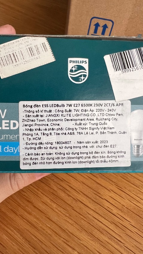 mình mua ánh sáng vàng 3000k nhưng shop giao lộn ánh sáng trắng 6500k. mình yêu cầu đổi trả thì lại giao lộn ánh sáng trắng thêm 1 lần nữa, rất mất thời gian của khách hàng