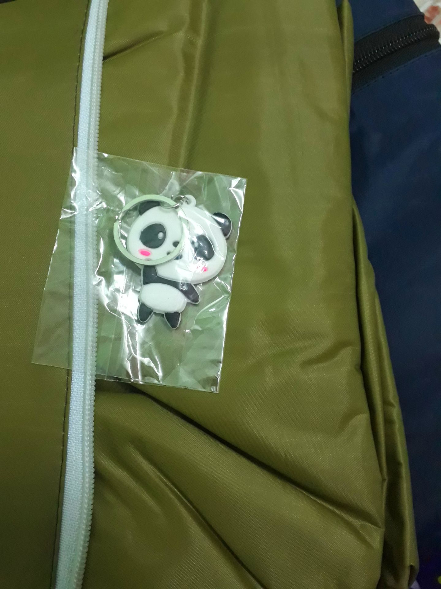 Áo mưa trông dày dặn, chưa dùng chưa biết độ như nào bền, được tặng móc khóa gấu panda. Tiki giao hàng nhanh, ship tỉnh mà 2 ngày đã có.