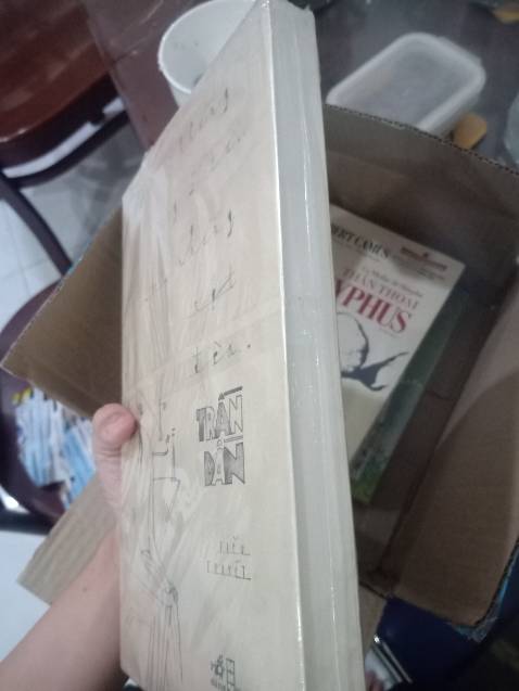 Mình săn sale 40% nên giá rất ổn. Lần này trộm vía sách giao đúng hạn (tầm 36 tiếng), được đóng gói khá tốt và cẩn thận. 

Cuốn này thì quá nổi tiếng rồi 💝