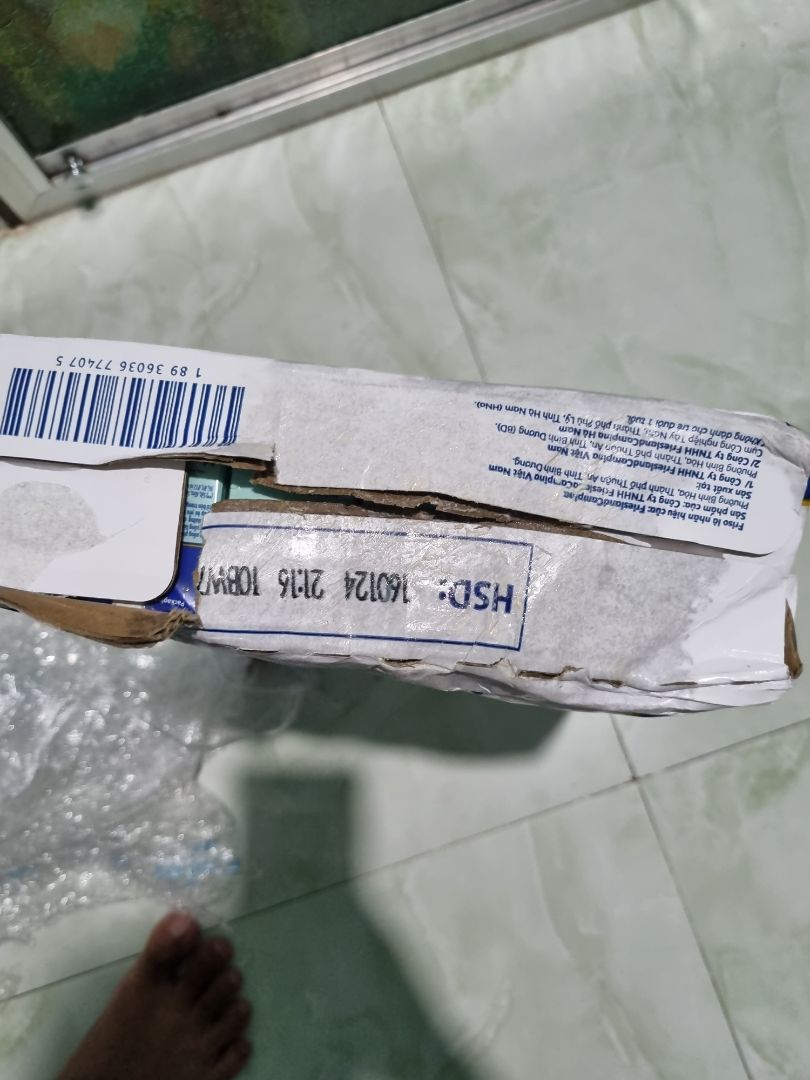 mua lần này là lần thứ 10 rồi mà lần đầu tiên sữa bị chảy như vậy á