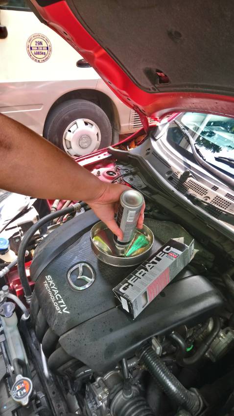 Xe mih xúc rửa dầu nhớt bằng Liqui Cleaner. Sau đó thay dầu mới và đổ chai Ceratec của Liqui vào. Máy chạy êm thấy rõ đầm, bốc và đặc biệt tiết kiệm nhiên liêu. Tốt!!!